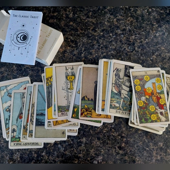 Classic Tarot deck & guidebook - Picture 5 of 7